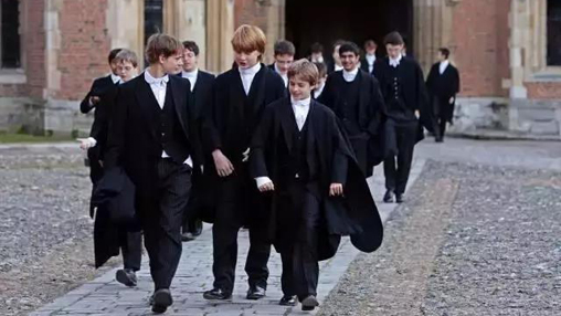 校服承擔育人功能，但為何中國校服卻承擔管理功能？