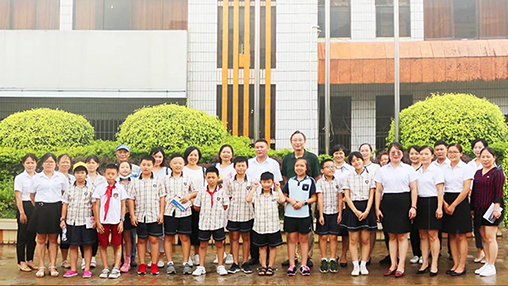 《南國早報》小記者團走進(jìn)百裕集團生產(chǎn)中心，探訪(fǎng)“學(xué)生裝”奧秘